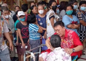 Ketua DPRD Medan Bersama GDC Reborn Kembali Berbagi Kepada Masyarakat Pra Sejahtera Etnis Tionghoa