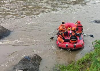 Cari Santri Musthafawiyah hanyut di Aek Singolot , BPBD Turunkan Tiga Tim Perahu Karet