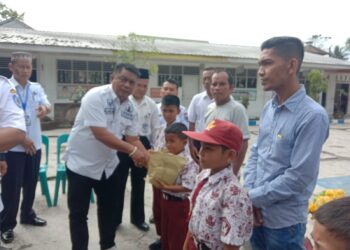 Kadis Pendidikan Labuhanbatu Asrol Aziz Lubis Salurkan Santuan Kepada Siswa SD Korban Kebakaran.