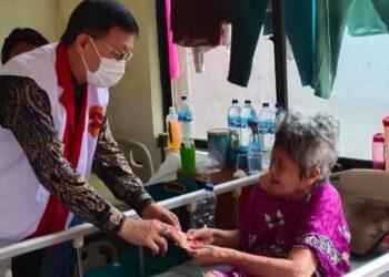 Bagikan Angpao Kepada Pasien Kurang Mampu, Hasyim Anjurkan Manfaatkan Program JKMB UHC