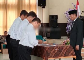 Ketua KPU Pakpak Bharat Basra Munte Lantik 165 Anggota PPS