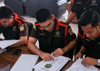 Geledah Disdik Labura, Penyidik Kejaksaan Bawa Sejumlah Barang Bukti