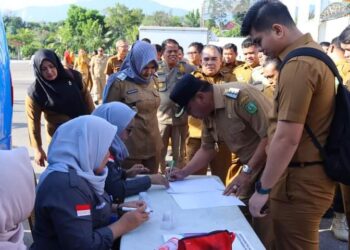 Mendadak, Bupati, Wabup dan Jajaran OPD Pemkab Madina Lakukan Tes Urin saat Apel Pagi