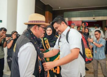 Kunjungi Balai Kota Medan, Bobby Nasution Ulosi Ridwan Kamil