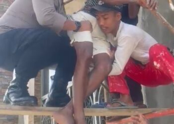 Personil Polres Madina Bersama Masyarakat Evakuasi Warga Kesetrum Listrik
