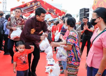 Imlek Fair 2023, Bobby Nasution Serahkan Bantuan Sosial 1.080 Sembako Untuk Warga Tionghoa