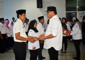 Bupati dan Wakil Bupati Madina Serahkan SK 252 Pj Kepala Desa di Madina