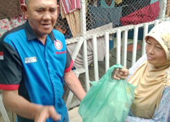 Awan Mera Bagikan 500 Paket Sembako Bagi Warga Kurang Mampu