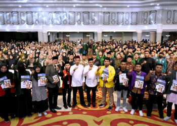 Bedah Buku 37 Masalah Populer, UAS Sebut Mahasiswa Beruntung Punya Gubernur Seperti Edy Rahmayadi