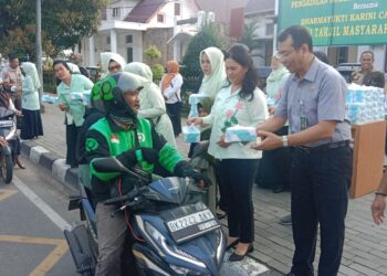 PN Medan Bagikan Takjil Bagi Pengendara 