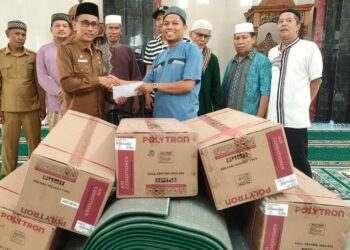 Bobby Nasution Serahkan 5 Unit AC dan 5 Ambal Sajadah, BKM Al Munawwarah Bersyukur Serta Ucapkan Terima
