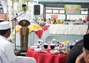 Warga Sambut Hangat Kedatangan Bobby Nasution ke Masjid Nurul Iman