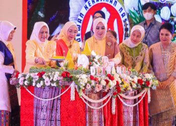 Peringatan HUT ke-43 Dekranas di Medan Berlangsung Meriah, Ibu Negara Potong Nasi Tumpeng