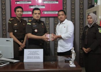 Kejari Labuhanbatu Terima Pengembalian Kerugian Keuangan Negara Rp200 juta dari Perkara Korupsi Pengadaan Perabot DAK TA 2021