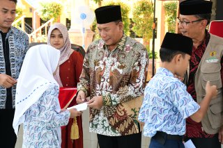 Bupati Salurkan Zakat untuk 90 Siswa Madrasah