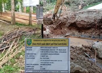 Dengan Anggaran Mencapai 1 M Lebih, Pembangunan Jembatan Komplek Pemda-Sipalangka Diduga Memakai Besi Bekas dan Papan Proyek Tanpa Volume