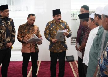Wali Kota Medan Bersama Menteri ATR/BPN RI Serahkan 11 Sertifikat Tanah Wakaf