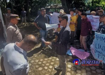 Dinas PMD di Demo Mahasiswa saat Kadis nya sedang membuka Acara Rakor Pemda Madina