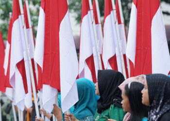 Semarakkan HUT RI Ke 78, Pemko Tebing Tinggi Bagikan Seribu Bendera Merah Putih
