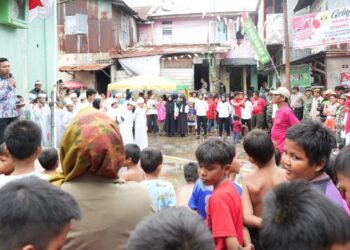 Masyarakat Kampung Aur Gelar Upacara HUT Ke 78 Kemerdekaan RI Ditengah Kondisi Banjir