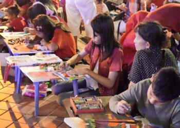 Aksi Melukis dengan Limbah Plastik Warnai Beranda Kreatif Medan