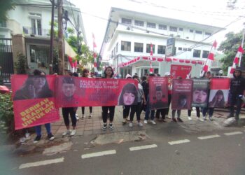 Emak – Emak Geruduk Komnas Perempuan Minta Oknum Anggota DPR RI Dipecat