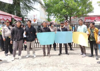 Sebagai Bentuk Kekecewaan, Koalisi Bersama Mahasiswa dan Pemuda Anti Korupsi Bawa Kertas Karton Tanpa Tulisan ke Kejati dan Dinas PUPR Sumut