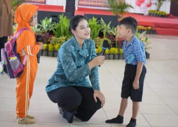 Ketika Kahiyang Ayu Buat Kuis Berhadiah Sepeda untuk Anak-anak