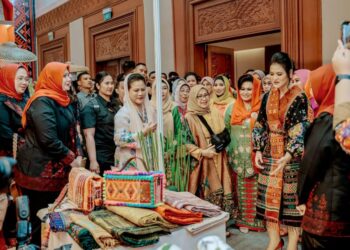 Usai Resmikan KriyaNusa, Ibu Negara Kunjungi Stand Dekranasda Medan 