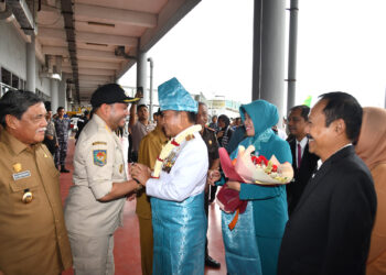 Tiba di Bandara Kualanamu, Pj Gubernur Sumut Hassanudin Dipakaikan Kain Melayu