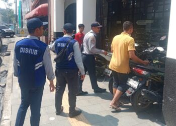 Dishub Medan Tertibkan Kendaraan Parkir di Trotoar