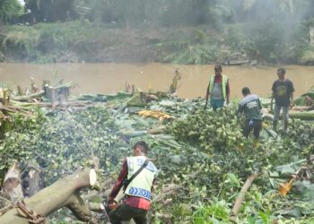 Petugas Gabungan Bersihkan Lereng Sungai Deli di Jalan Ileng Sepanjang 400 Meter