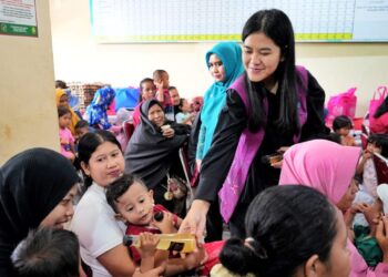 Kahiyang Ayu Berikan Makanan Tambahan Kepada Anak Stunting di Medan Labuhan