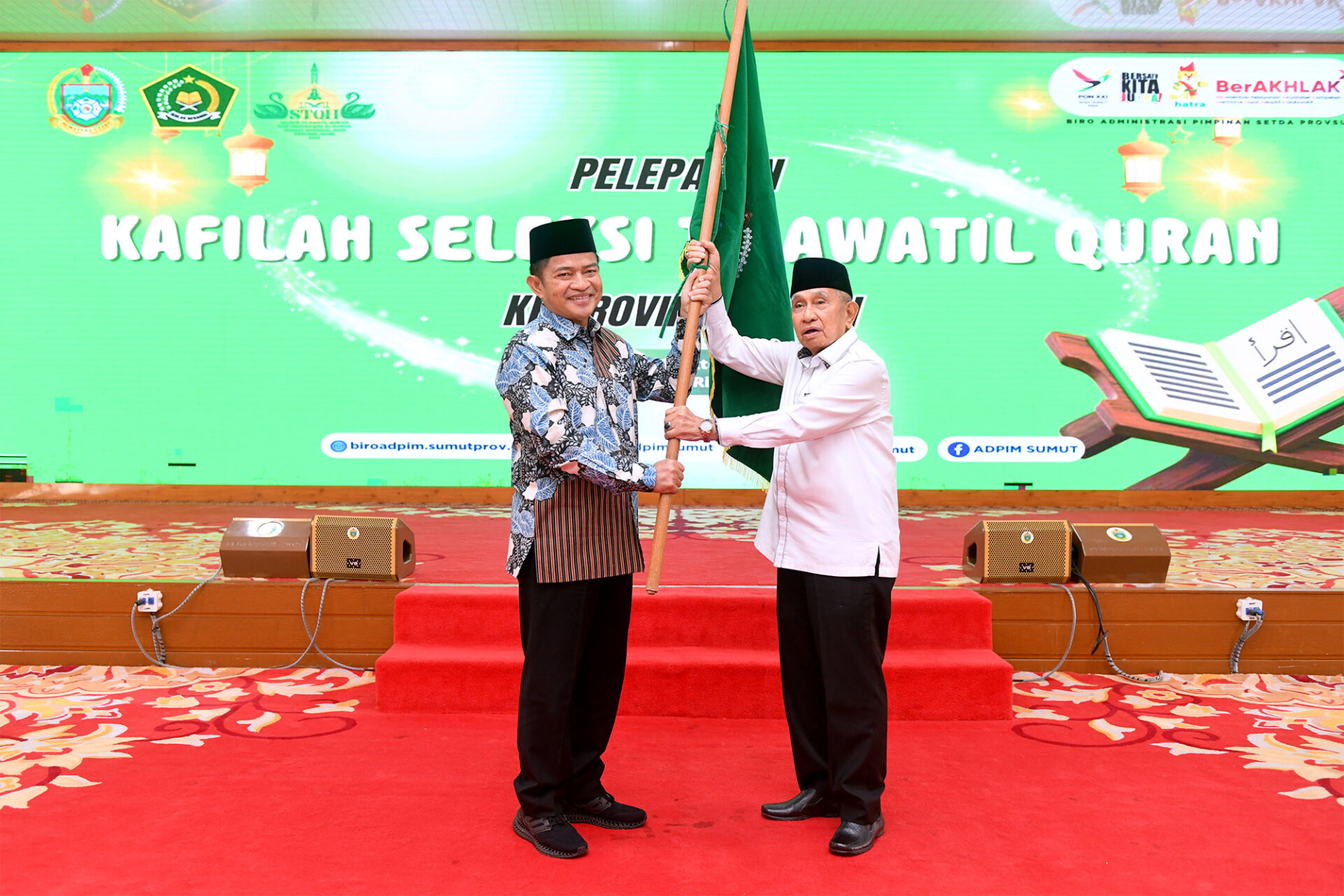FOTO: Pj Gubernur Sumut Hassanudin melepas Kafilah Sumut yang akan mengikuti Seleksi Tilawatil Qur’an Nasional Tahun 2023 di Provinsi Jambi, di Aula Tengku Rizal Nurdin, Rumah Dinas Gubernur Sumut, Jalan Sudirman No. 41 Medan, Kamis (26/10/2023). (Foto : Dinas Komunikasi dan Informatika Provinsi Sumut / Imam Syahputra)