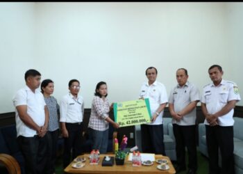 Wakil Bupati Pakpak Bharat Serahkan Santunan Jaminan Kematian