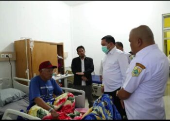 Bupati Pakpak Bharat Franc Bernhard Tumangger Kunjungi RSUD Salak