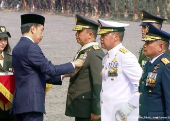 HUT Ke-78 TNI, Presiden Jokowi Anugerahkan Tanda Kehormatan Bagi Prajurit TNI