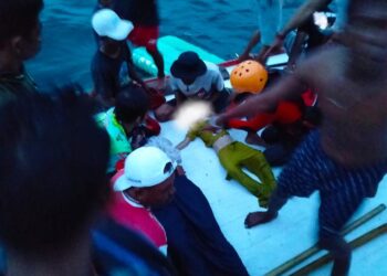 KRI Badau-841 Bantu Evakuasi ABK KM. Resky yang Tenggelam