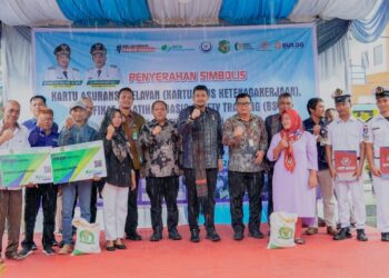 Terima Kartu BPJS Ketenagakerjaan dan Sertifikat BST, Warga Ucapkan Terimakasih Kepada Bobby Nasution