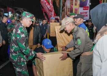 Bersama Pj Gubsu, Walikota Medan Serahkan Bingkisan Kepada Petugas Pos PAM Natal dan Tahun Baru