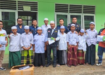 Ampi Madina Serahkan Bantuan Keluarga Besar SKH Portibi DNP kepada Santri Purba Baru