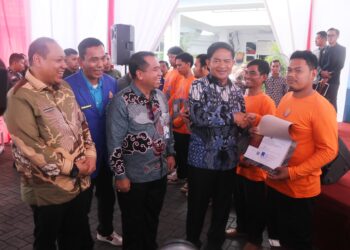 Pj Gubernur Sumut Serahkan Bantuan Sembako, Sertifikat dan Buku Pelaut untuk Nelayan