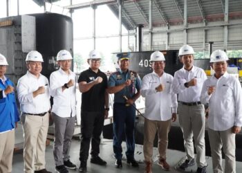 Kunjungi KRI Alugoro-405, Pangkoarmada II Dampingi Wakil Menteri BUMN dan Dirut PT. PAL
