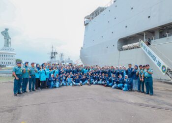 KRI dr. Soeharso-990 Dukung Kegiatan Mahasiswa Stikes Hang Tuah