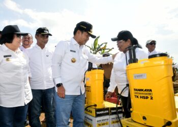 Pj Gubernur Sumut Tanam Cabai hingga Beri Bantuan ke Petani Karo