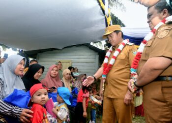 Tinjau Posyandu di Tapsel, Pj Gubernur dan Pj Ketua TP PKK Sumut Ajak Masyarakat Tetap Rajin ke Posyandu