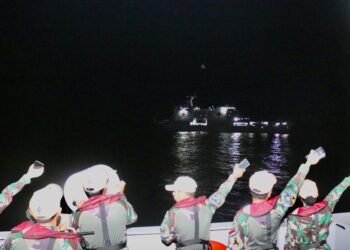 Wujud Komitmen Global TNI AL, KRI Frans Kaisiepo-368 Passing dengan KRI dr. Radjiman Wedyodiningrat-992
