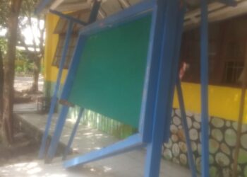 Alamak!! Tiang Penyangga Mading di SMPN 5 Stabat Copot