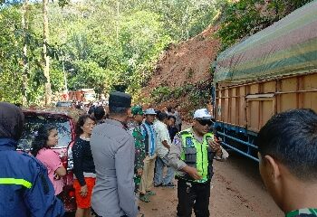 Polda Sumut :  Material Longsor berhasil dibersihkan, Jalan Lintas Tarutung-Sibolga  Kembali Bisa Dilalui
