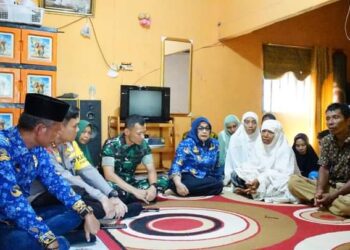 Hj Ellya Rosa Siregar Melayat Kerumah Duka Wakil Ketua DPRD Labusel